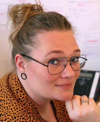 Julia Rasmussen, skolesekretær på Bornholms Efterskole